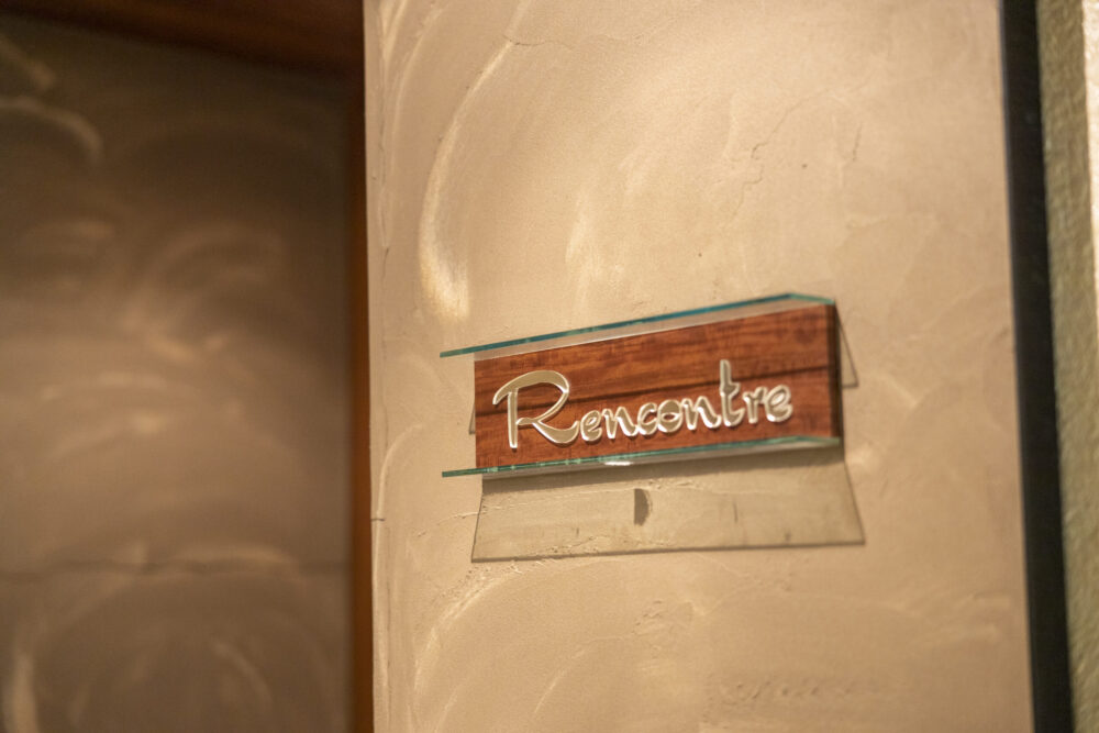 ワインバー＆レストラン　Rencontre（ランコントル）看板